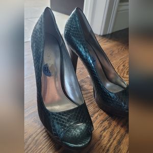 Excellent condition calvin klein peep toe platform pumps